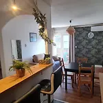 Le Petit Thai 2 Pieces Climatise Centre Avec Balcon *